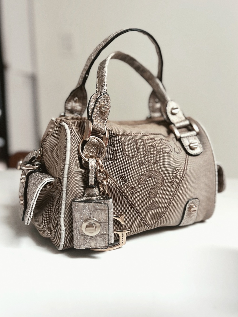 2002 RARE Vintage GUESS | Mini Duffle Handbag - Picture 4 of 9